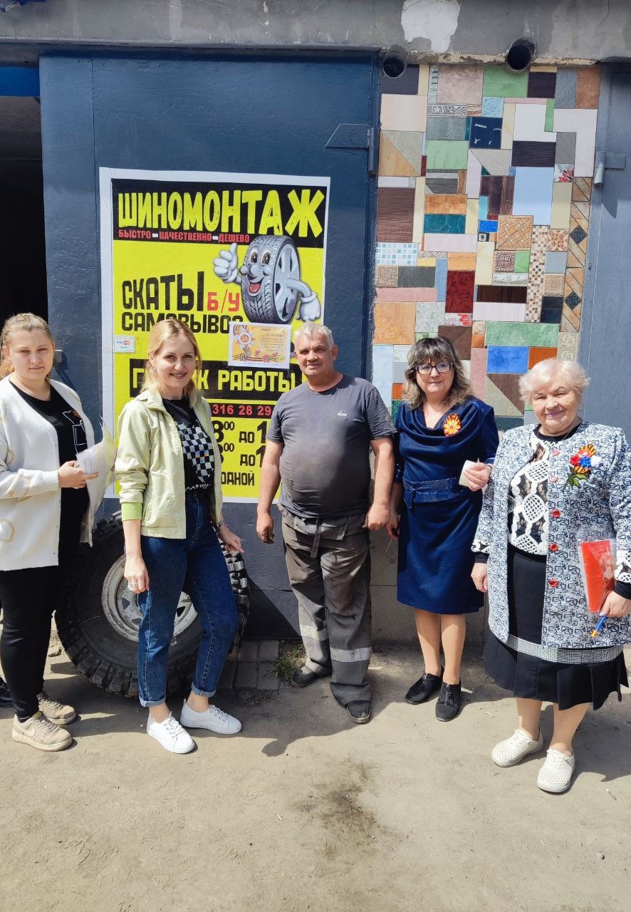 педагогический коллектив нашей школы распространили поздравительные листовки?? Жители микрорайона с удовольствием приняли участие.